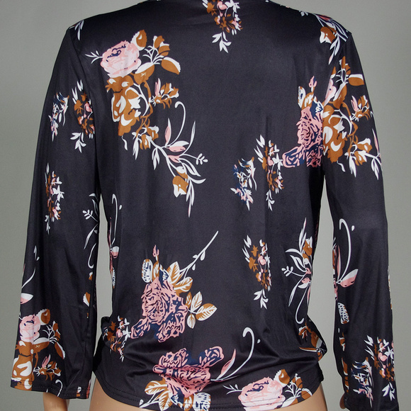🎊 ONE LEFT! 🎉Gorgeous Floral Faux Wrap Top! - Picture 5 of 8